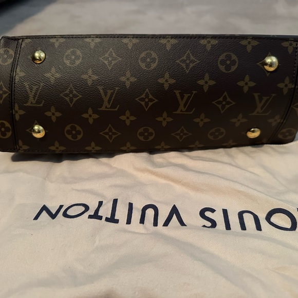 Louis Vuitton shoulder bag barely used comes with dust bag as well - Picture 6 of 10